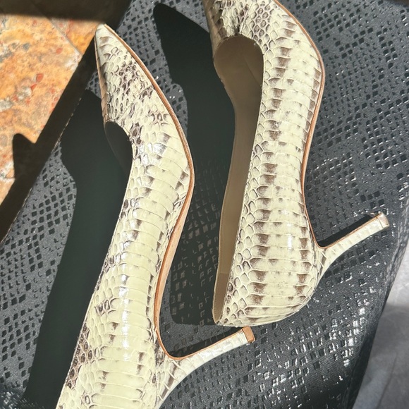 Manolo Blahnik Snake Skin Pump Size 38.5 - Picture 5 of 8